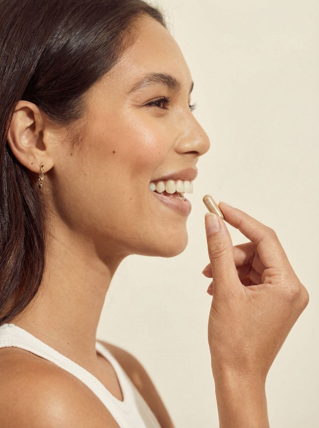 Sculptique customer holding a capsule